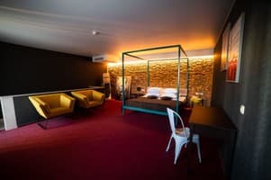 Отель Срібні лелеки. Люкс  LOFT з ліжком розміру King size та диван-ліжком 4